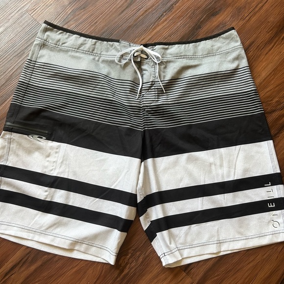 O’Neill Men’s Striped Board shorts /trunks - Picture 2 of 9